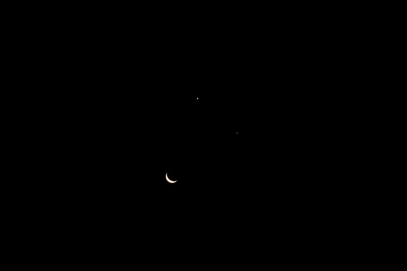 IMAGE: http://i56.photobucket.com/albums/g171/daleporter/Moon-Venus-Jupiter/moonvenusjupiter2.jpg
