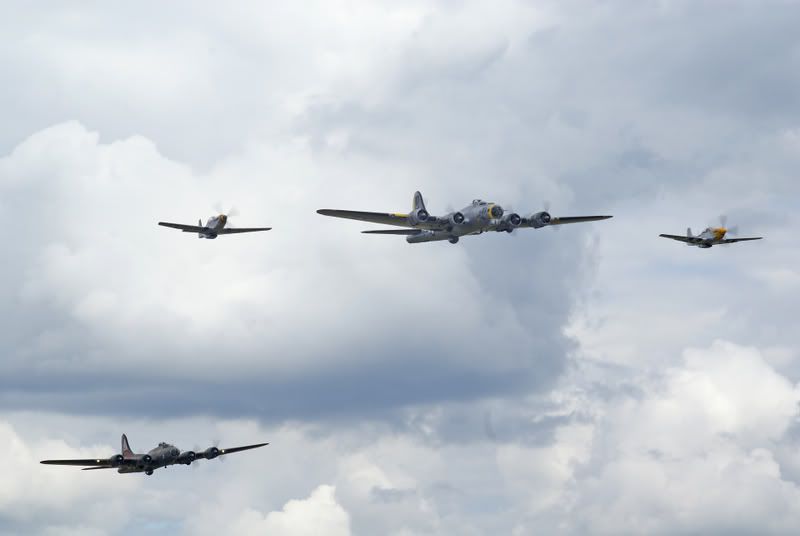 http://i56.photobucket.com/albums/g194/tigercatfan/Legends/2-B17-and-Escort.jpg