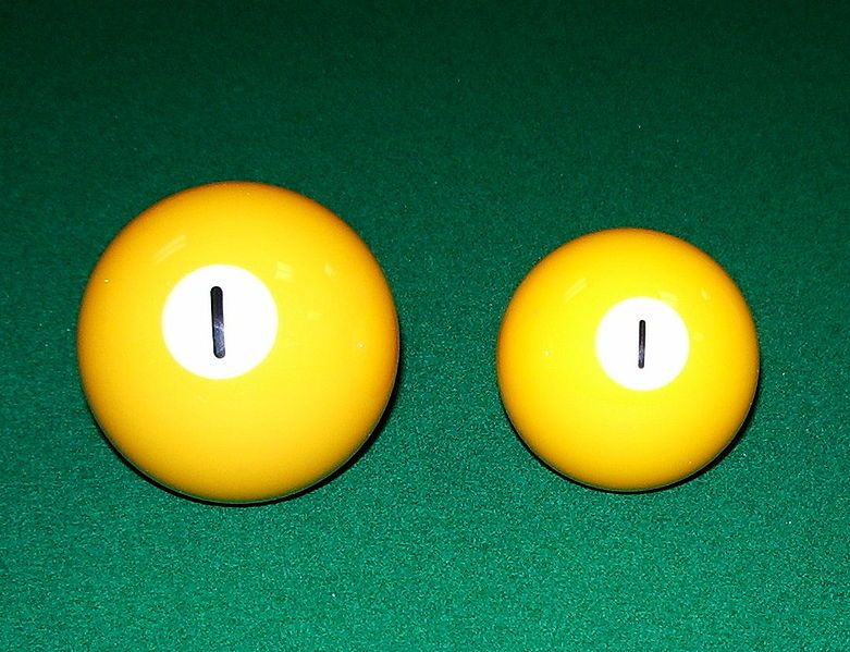 781px-Russian_and_American_pool_ball_comparison_zps5fb16bf5.jpg